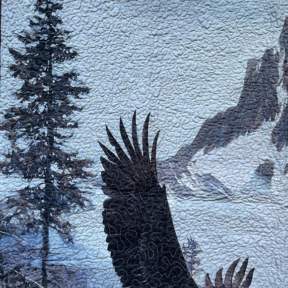 Bald Eagle Soaring Handcrafted Quilt Throw Decorative Gray USA 40” x 38” - Picture 7 of 12